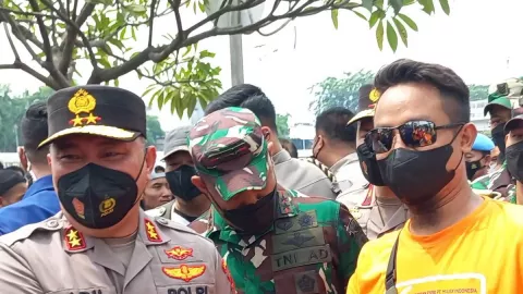Kapolda Metro Jaya Dicegat Seorang Buruh, Ternyata Pengin Foto - GenPI.co