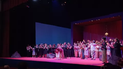 Happy Salma Akhirnya Pentaskan Teater Musikal Inggit Garnasih - GenPI.co