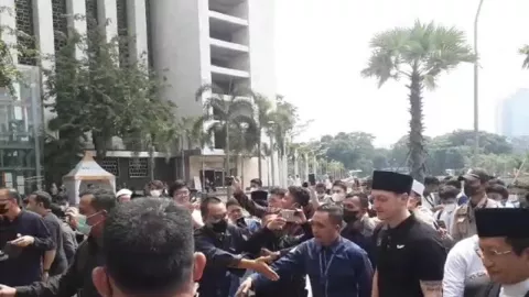 Salat Jumat di Masjid Istiqlal, Mesut Ozil Dikerubungi Penggemar - GenPI.co
