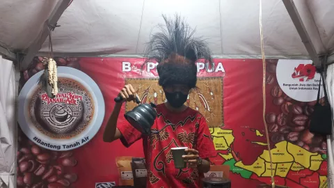 Menilik Budaya Ngopi Orang Papua, Menyeruput Sambil Makan Sagu - GenPI.co