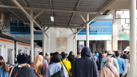 Ribuan Penumpang Transit di Stasiun Manggarai Hari Ini, Kata KAI - GenPI.co