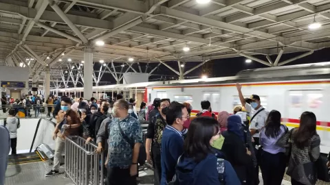 Alasan Penumpang Commuter Line Lebih Ramai Sore Dibanding Pagi - GenPI.co