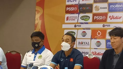 Pelatih Vietnam Dinh The Nam Protes Soal Kondisi Lapangan - GenPI.co