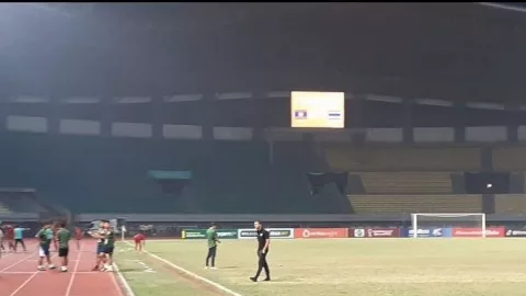 Keliling Stadion Seusai Dibantai Laos, Ini Kata Pelatih Thailand - GenPI.co