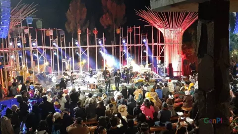 Albar dan Pusakata Hipnotis Penonton di Jazz Gunung Bromo 2022 - GenPI.co