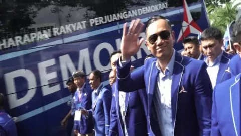 Rambut Klimis dan Berkacamata Hitam, AHY Pimpin Demokrat ke KPU - GenPI.co