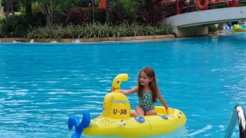 Ini Tips Mengatasi Anak yang Takut Berenang, Orang Tua Harus Tahu - GenPI.co
