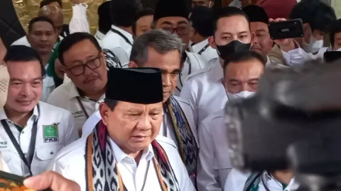 Otak-atik Gathuk Prabowo Saat di KPU, Ketemu Angka 8 - GenPI.co