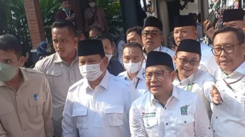 Kompak Berpeci Hitam, Prabowo Subianto dan Cak Imin Daftar ke KPU - GenPI.co
