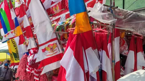 Pedagang Bendera Musiman Tidak Takut Diusir Satpol PP - GenPI.co