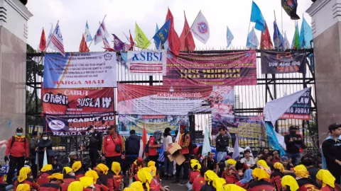 Tolak UU Cipta Kerja, Ribuan Buruh Demonstrasi di Gedung DPR - GenPI.co