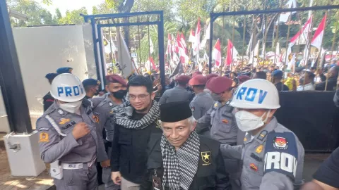 Ruhut Sitompul Mendadak Sentil Amien Rais, Kalimatnya Pedas! - GenPI.co