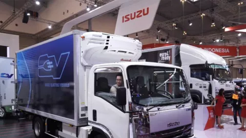 Pertama Kalinya, Isuzu Pamerkan Elf EV di GIIAS 2022 - GenPI.co