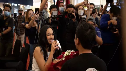 Lyodra Semringah Dapat Buket Bunga Dari Owner RamenYa - GenPI.co