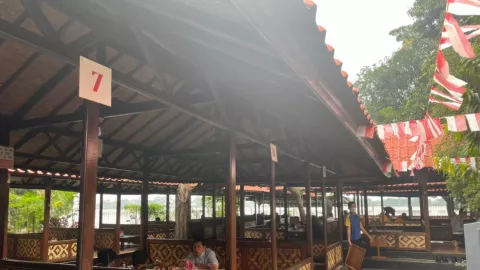 Haji Kokom, Rumah Makan Lesehan Tawarkan Pemandangan Danau - GenPI.co