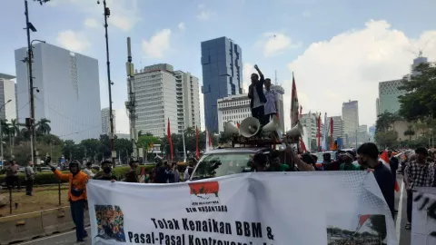 Demo BEM Nusantara di Patung Kuda, Tolak Harga BBM dan RKUHP - GenPI.co