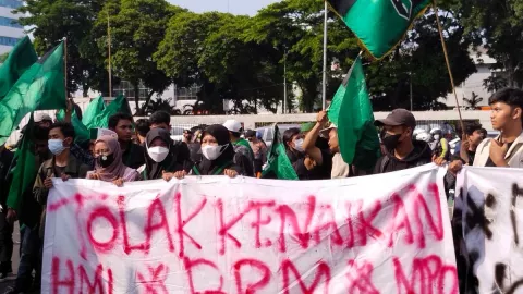 Anggota DPR RI Fraksi PKS Gabung Massa HMI Demo Tolak Kenaikan Harga BBM - GenPI.co