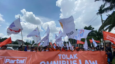 Demo di DPR, Serikat Pekerja Serukan Tolak Kenaikan Harga BBM - GenPI.co