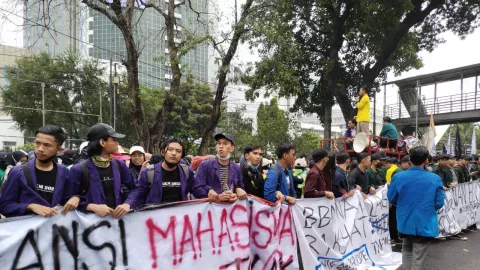 Demo Tolak Kenaikan BBM Memanas, Massa BEM SI Dorong Barikade Kepolisian - GenPI.co