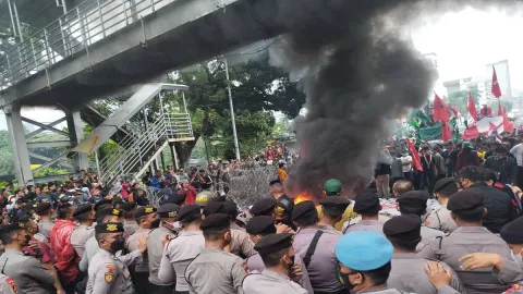 Mahasiswa Bakar Spanduk Protes Kenaikan Harga BBM - GenPI.co