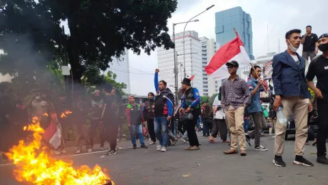 Demo BBM Membara, Aliansi Mahasiswa Bakar Ban dan Spanduk - GenPI.co