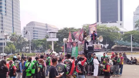 Hujan Guyur Jakarta, Massa Demonstrasi Tolak Kenaikan Harga BBM Akhirnya Bubar - GenPI.co