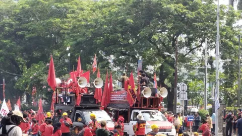 Demo Tolak Kenaikan Harga BBM, Gebrak dan KASBI Awali Aksi Lewat Long March - GenPI.co