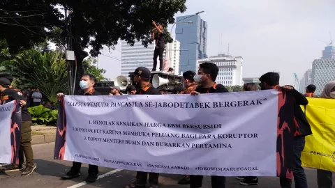 Massa Pemuda Pancasila Desak Jokowi Turunkan Harga BBM - GenPI.co