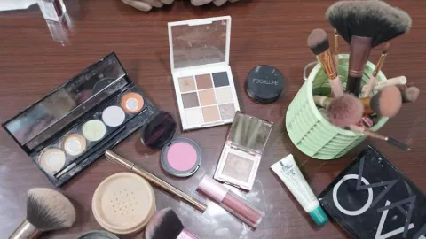 Tips Pakai Makeup bagi Kamu yang Punya Kulit Wajah Kering - GenPI.co