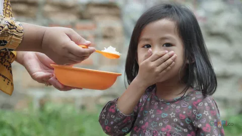 Susu Bukan Pengganti Makanan Utama Anak, Ini Alasannya - GenPI.co