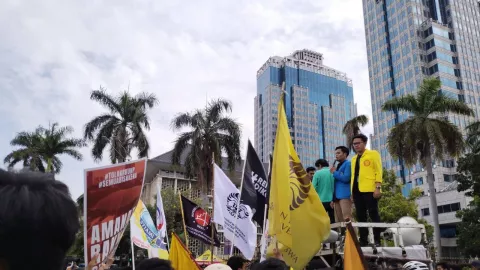 BEM SI Kerakyatan Demo di Patung Kuda, Sampaikan 6 Tuntutan Ini - GenPI.co