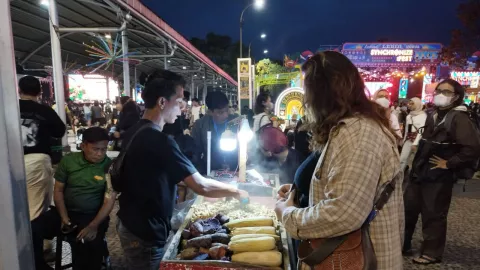 Jual Kacang Rebus di Synchronize Festival 2022, Pedagang Ini Raup Jutaan Rupiah - GenPI.co