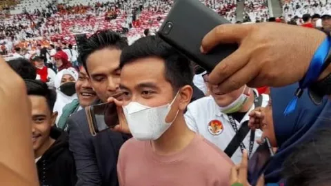 Hadiri Acara Sukarelawan Jokowi, Gibran Diserbu Emak-Emak - GenPI.co