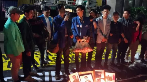 Mahasiswa Nyalakan Lilin di DPR RI Kenang 5 Korban Demonstrasi RKUHP - GenPI.co