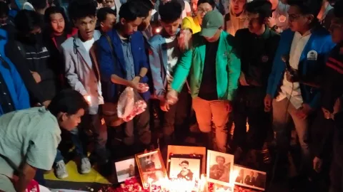 Mahasiswa Tabur Bunga Kenang 5 Korban Tragedi Demonstrasi RKUHP 2019 - GenPI.co