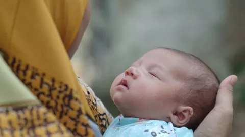 Pampers Bayi Terbaik, Premium Care New Baby Tahan 12 Jam - GenPI.co