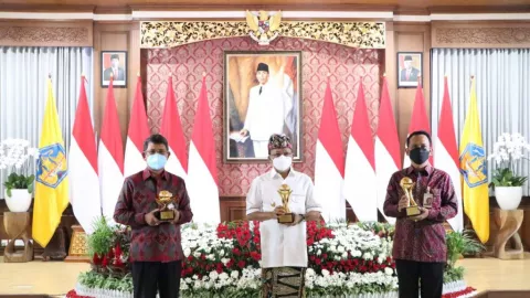 Bantu Kembangkan BUMD Bali, Gubernur Koster Dapat Penghargaan Ini - GenPI.co BALI