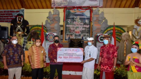 Bantu Pasraman Gurukula, OJK Bali-Nusra Serahkan Rp100 Juta - GenPI.co BALI