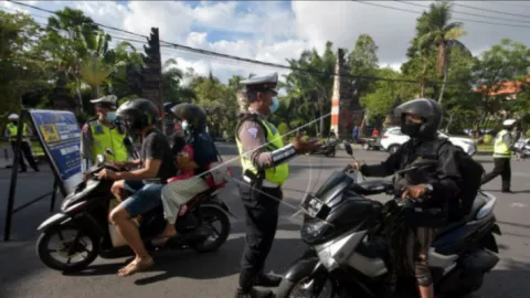 Polisi Denpasar Bali Diduga Patahkan Kaki ABG, Diulas Media Asing - GenPI.co BALI