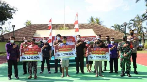 PKL dan Warung Senang, Bupati Klungkung Bali Beri Bantuan - GenPI.co BALI