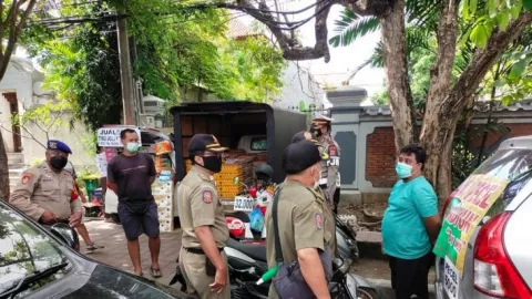 Biang Kerok Macet, Satpol PP Bali Tegur Pedagang Bermobil - GenPI.co BALI