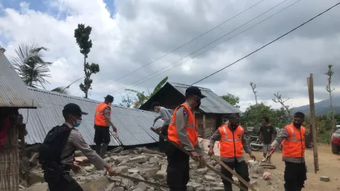 Evakuasi Runtuhan Gempa Bali, Kapolres Karangasem Ikut Berbagi - GenPI.co BALI