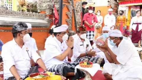 Warga Bersama Bangun Pura di Bali, Bupati Tabanan Beri Apresiasi - GenPI.co BALI