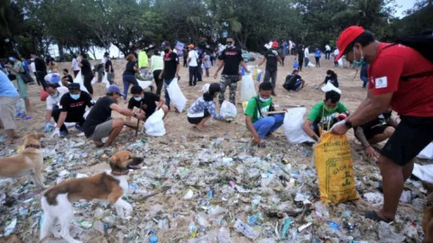 Inspiratif! Pria Bali Tukar Makanan Lezat dengan Sampah Plastik - GenPI.co BALI
