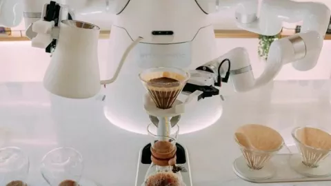 Canggih! Ada Robot Barista dari Otten Coffee - GenPI.co BALI