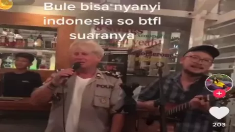 Bule Amerika Pakai Seragam Polri Viral, Ini Aksi Polisi Bali - GenPI.co BALI