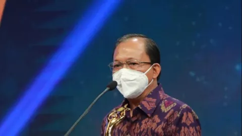 Bantu Bali Tangani Pandemi Covid-19, Gubernur Koster Dapat Trofi - GenPI.co BALI