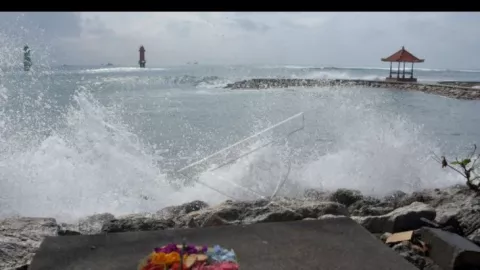 BMKG Peringatkan Gelombang Laut, Prakiraan Cuaca Bali Hari Ini - GenPI.co BALI