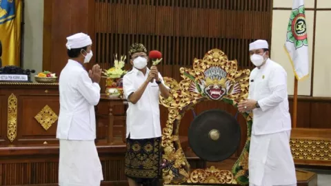 Gubernur Koster: Pinandita Bali Dapat BPJS Tenaga Kerja, Kenapa? - GenPI.co BALI