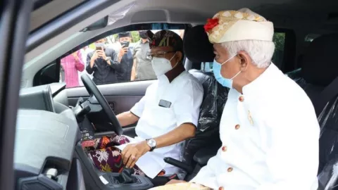 Bantuan Mobil Bagi MDA Bali, Gubernur Koster Apresiasi Perbarindo - GenPI.co BALI